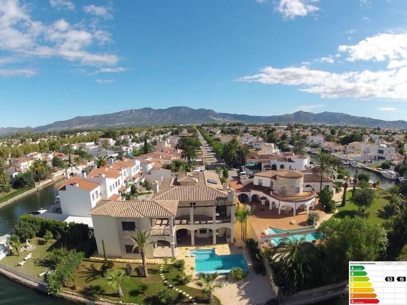 Hus i Empuriabrava, Girona, Spanien 7 sovrum, 546 kvm. Nr. 22841