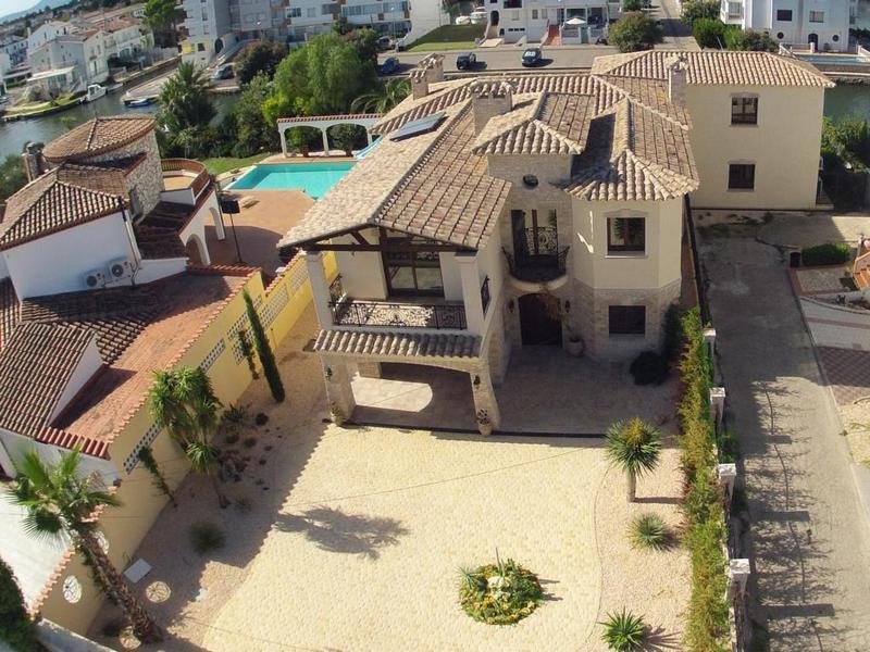 Hus i Empuriabrava, Girona, Spanien 7 sovrum, 546 kvm. Nr. 22841