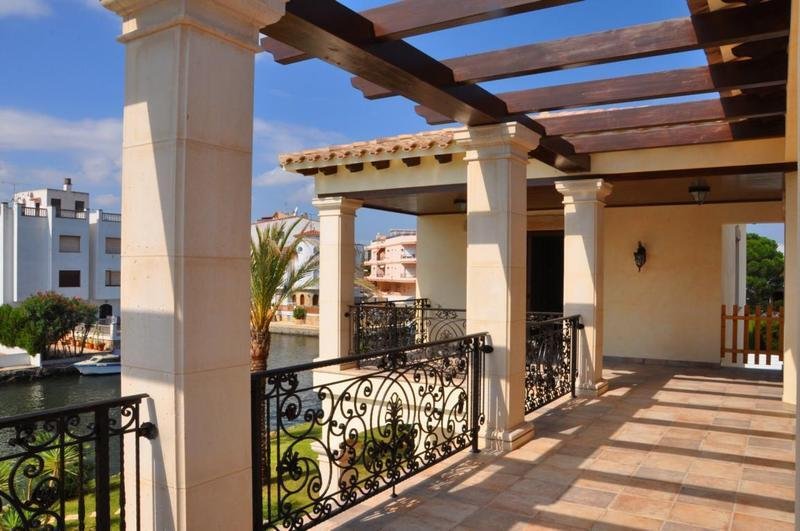 Hus i Empuriabrava, Girona, Spanien 7 sovrum, 546 kvm. Nr. 22841