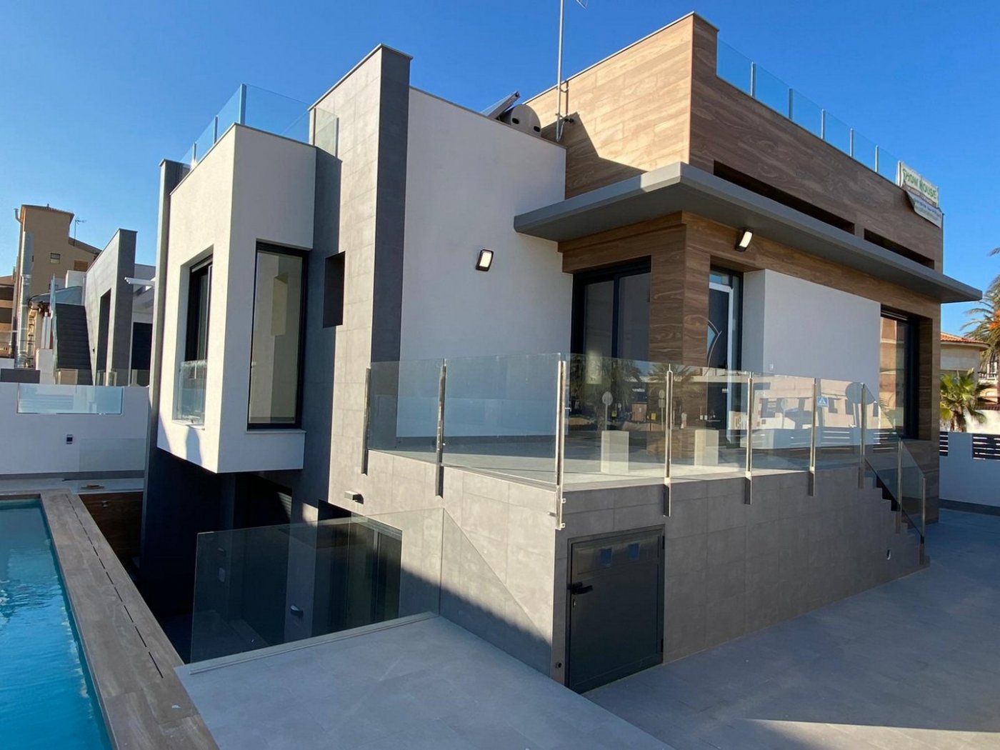 Villa en Torrevieja, Alicante, España 4 dormitorios, 310 m2 No. 111486