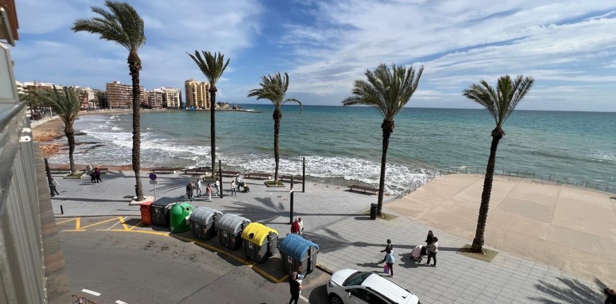 Apartment à Torrevieja, Alicante, Espagne 4 chambres, 140 m2 No. 84774