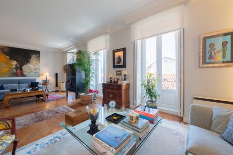 Продажа квартиры в Мадрид, Испания 2 спальни, 166м2 №117536 - фото 2