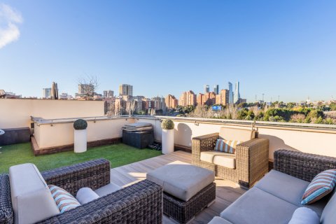 Triplex for sale Madrid, Spain 2 bedrooms, 218 sq.m. No. 117535 - photo 1