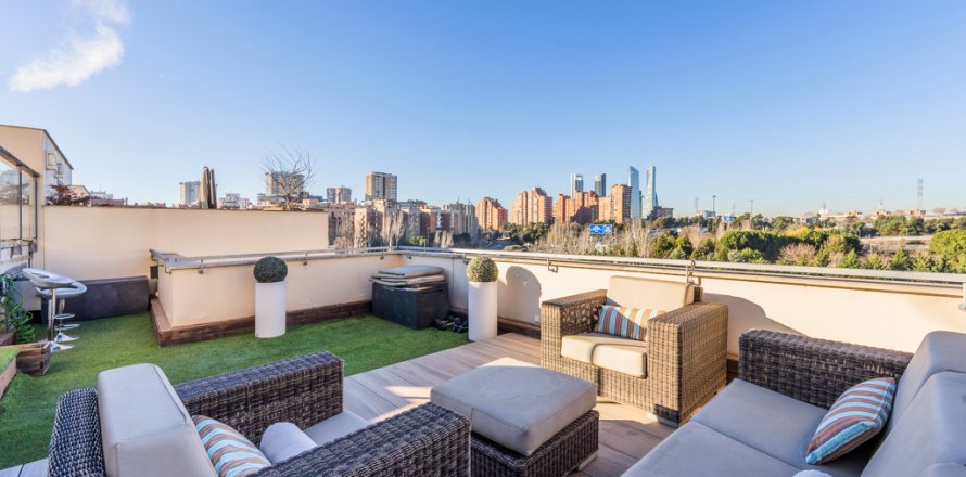 Triplex Madrid, Spain 2 bedrooms, 218 sq.m. No. 117535
