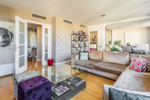 Triplex for sale Madrid, Spain 2 bedrooms, 218 sq.m. No. 117535 - photo 18