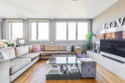 Triplex for sale Madrid, Spain 2 bedrooms, 218 sq.m. No. 117535 - photo 16
