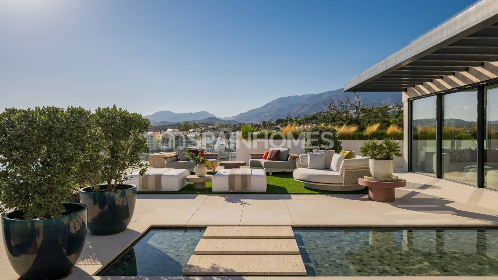 Appartamento a Estepona, Malaga, Spagna 4 camere da letto, 464 mq. N° 57791