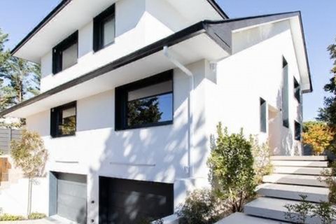 Villa for rent Madrid, Spain 6 bedrooms, 600 sq.m. No. 117497 - photo 1