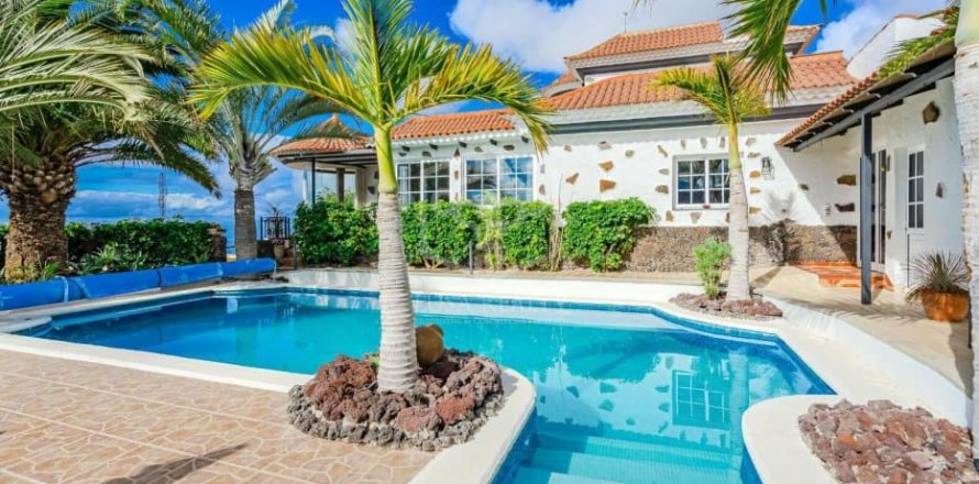 Villa Adeje, Tenerife, Spain 6 bedrooms, 450 sq.m. No. 111062