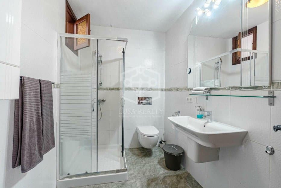 Liikekiinteistö Guia de Isora, Tenerife, Espanja 5 makuuhuonetta, 368 m2 No. 111085