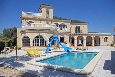 Villa till salu Torrevieja, Alicante, Spanien 6 sovrum, 256 kvm. Nr. 118721 - foto 1