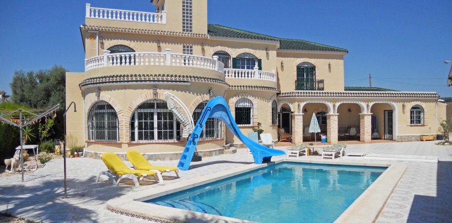 Villa Torrevieja, Alicante, Spanien 6 sovrum, 256 kvm. Nr. 118721