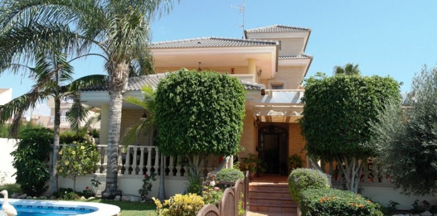 Villa Torrevieja, Alicante, Spanien 4 Schlafzimmer, 400 m2 Nr. 118720