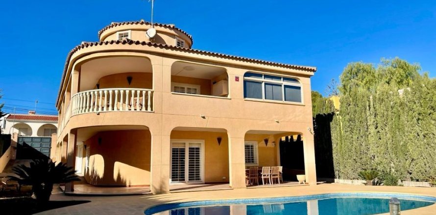 Villa Los Balcones, Alicante, Spain 4 bedrooms, 325 sq.m. No. 115240