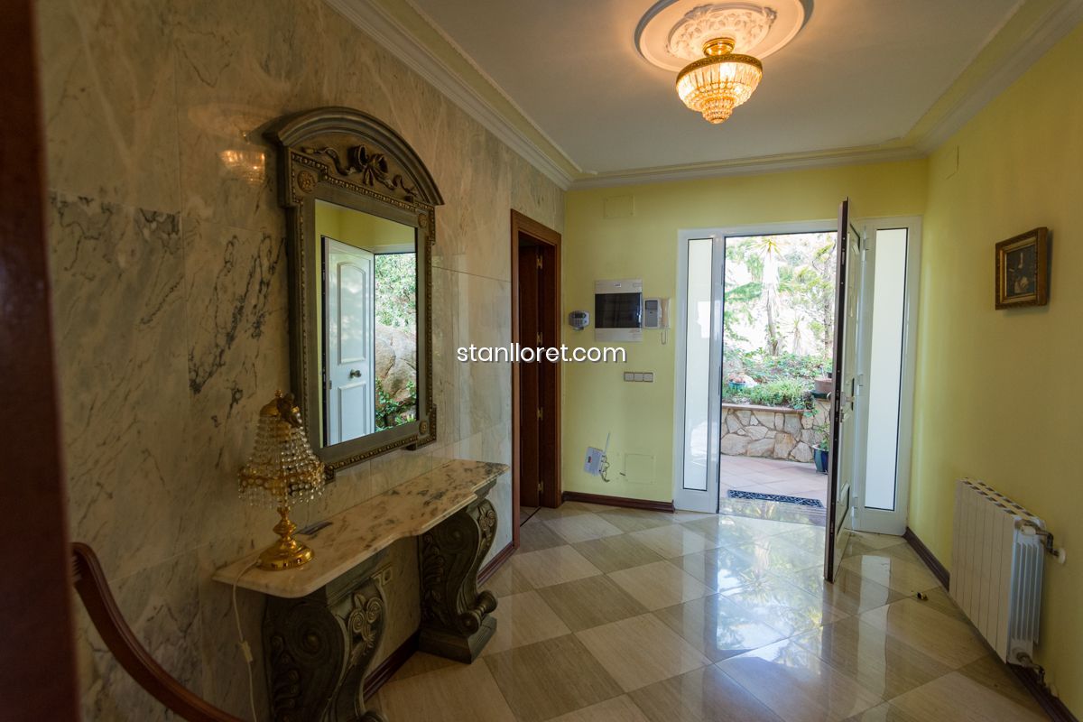 Villa en Lloret de Mar, Gerona, España 4 dormitorios, 309 m2 No. 104040
