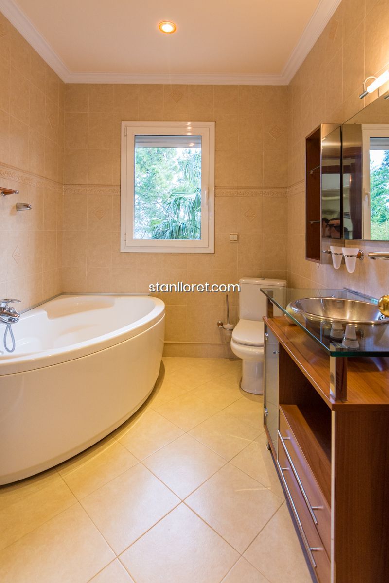 Villa en Lloret de Mar, Gerona, España 4 dormitorios, 309 m2 No. 104040