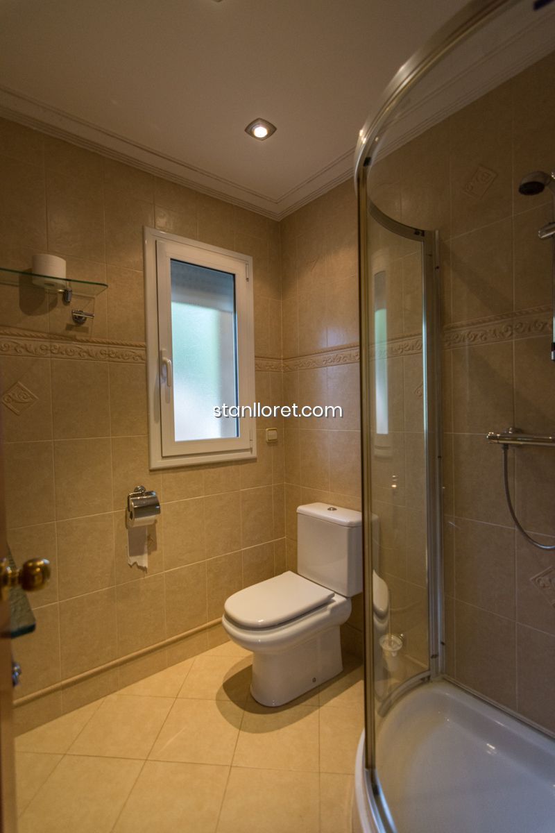 Villa en Lloret de Mar, Gerona, España 4 dormitorios, 309 m2 No. 104040