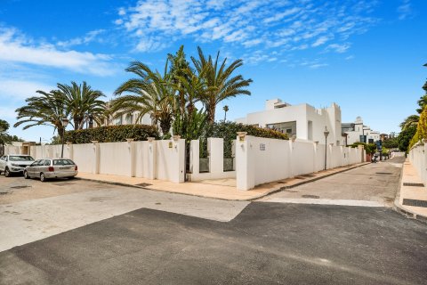 Villa for sale in Marbella Golden Mile, Malaga, Spain 5 bedrooms, 1132 sq.m. No. 97863 - photo 22