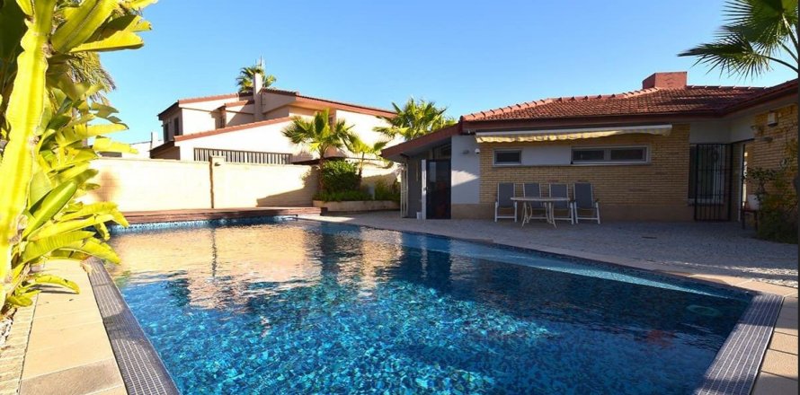 Villa La Zenia, Alicante, Spain 4 bedrooms, 240 sq.m. No. 115229
