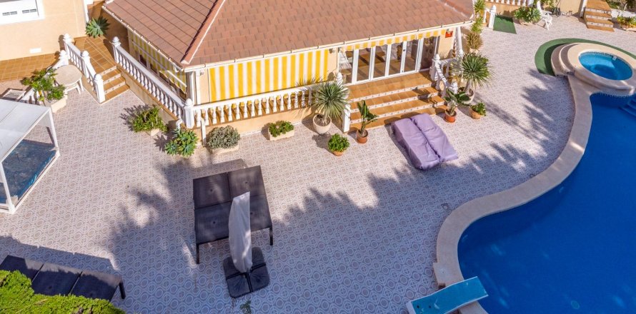 Villa Cabo Roig, Alicante, Spain 3 bedrooms, 340 sq.m. No. 112975