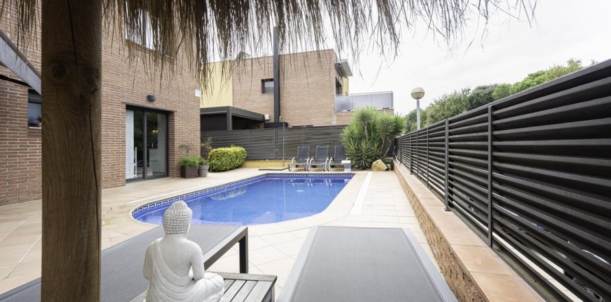 House Lloret de Mar, Girona, Spain 4 bedrooms, 241 sq.m. No. 23028