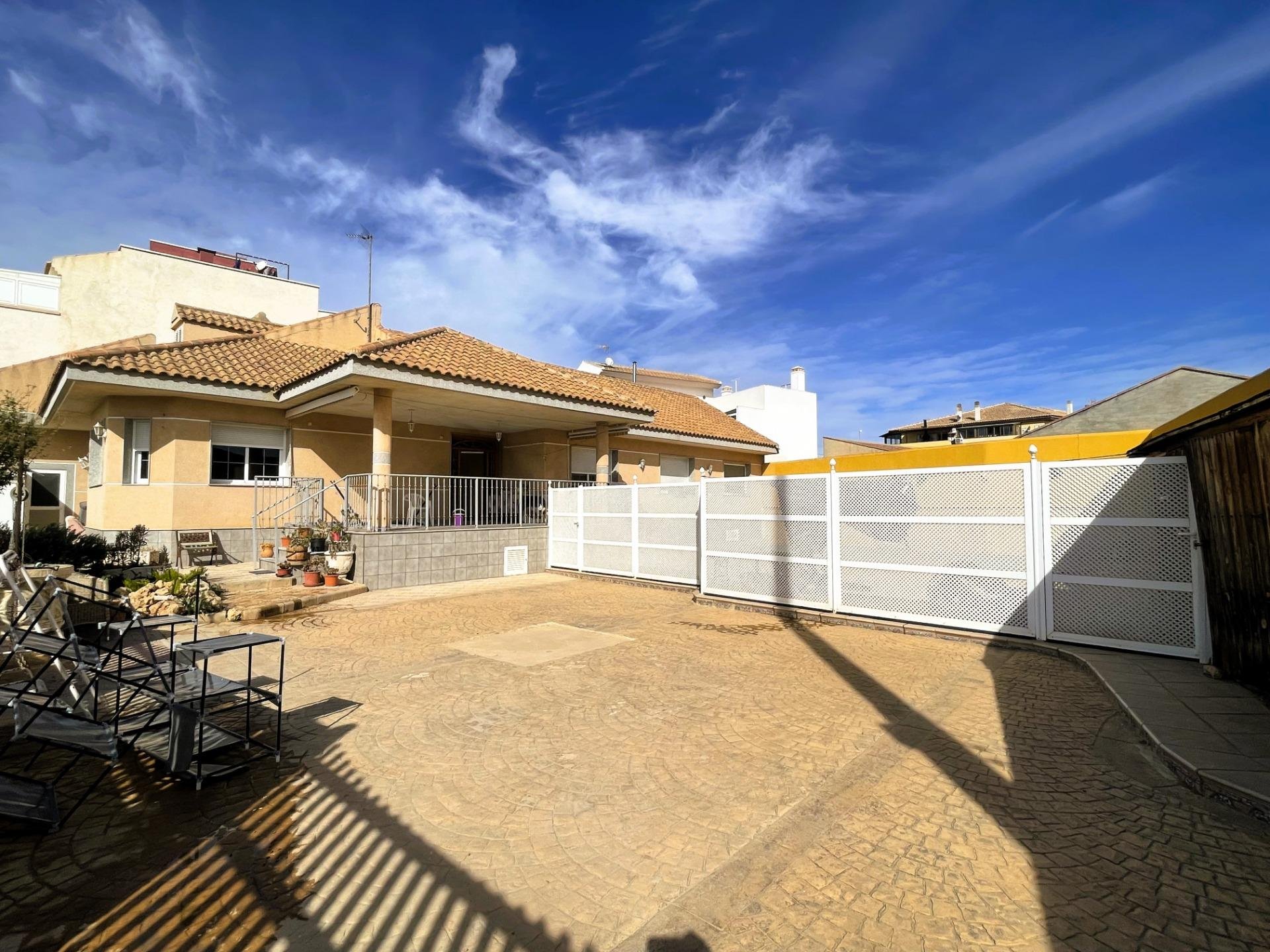 Villa in Pilar de la Horadada, Alicante, Spain 5 bedrooms, 223 sq.m. No. 92115
