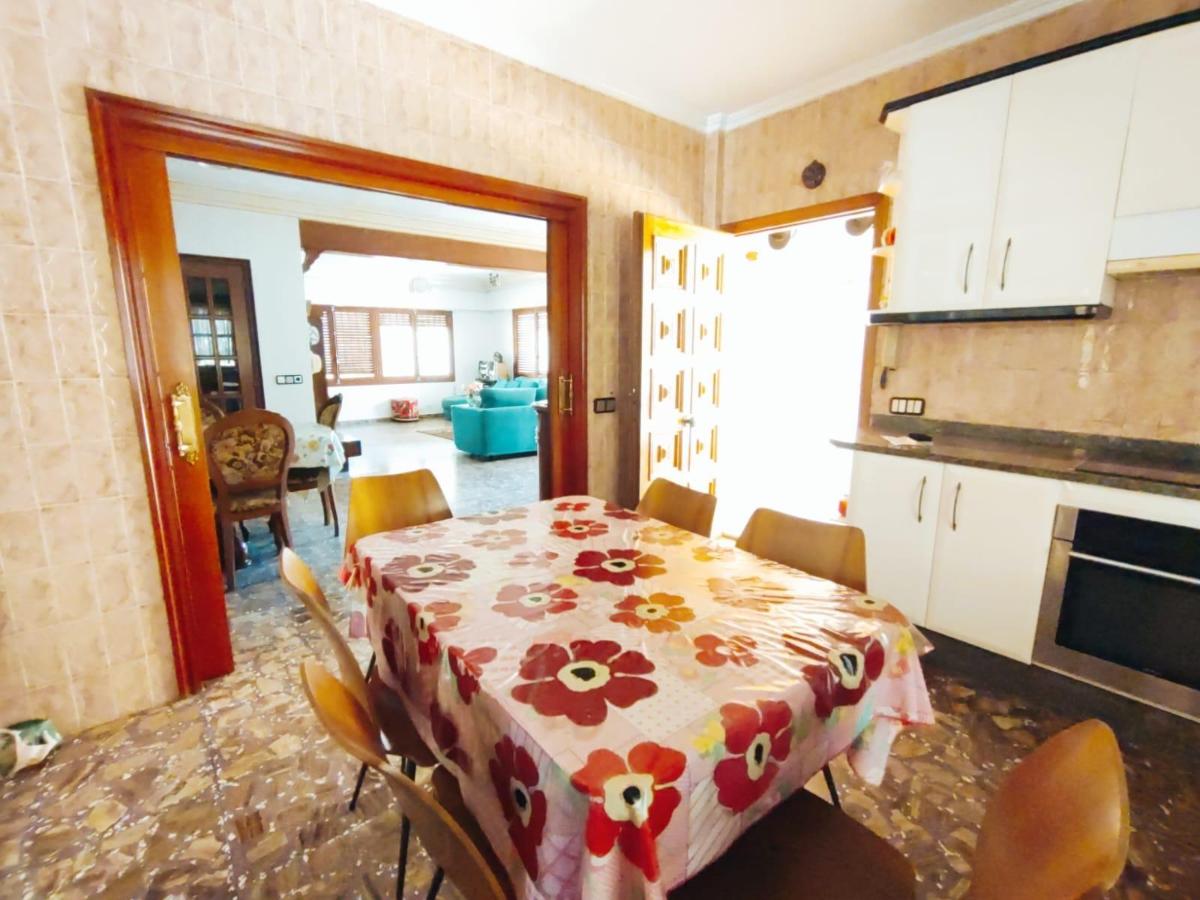 Villa a La Marina, Alicante, Spagna 6 camere da letto, 442 mq. N° 100354