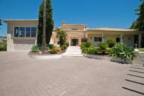 House for sale Nueva Andalucia, Malaga, Spain 2 bedrooms, 560 sq.m. No. 23142 - photo 1