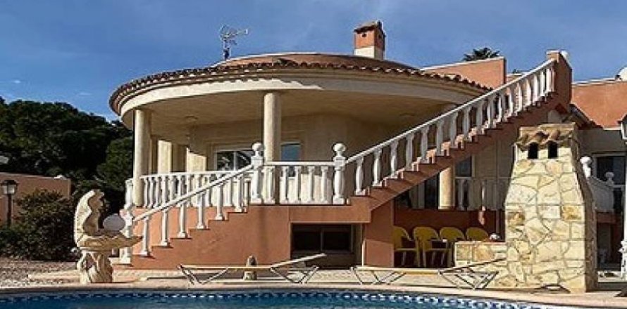 Villa Torrevieja, Alicante, Espagne 3 chambres, 220 m2 No. 118724