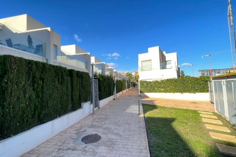 Bliźniak Punta Prima, Alicante, Hiszpania 3 sypialnie, 146 mkw. nr 119050 – zdjęcie 3