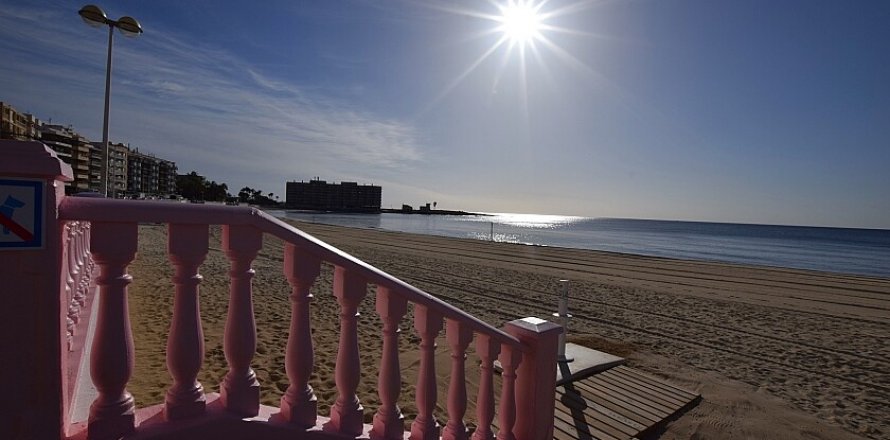Apartment Torrevieja, Alicante, Spain 4 bedrooms, 124 sq.m. No. 111235