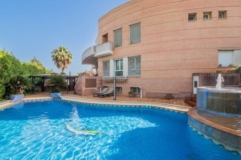 Huvila myytävänä Dos Hermanas, Seville, Espanja, 7 makuuhuonetta, 1.05 m2 No. 106998 - kuva 1