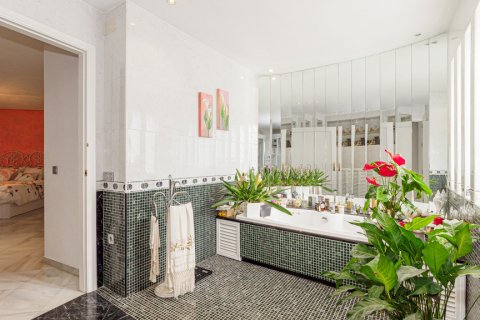 Huvila myytävänä Dos Hermanas, Seville, Espanja, 7 makuuhuonetta, 1.05 m2 No. 106998 - kuva 16