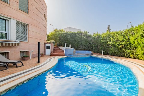Huvila myytävänä Dos Hermanas, Seville, Espanja, 7 makuuhuonetta, 1.05 m2 No. 106998 - kuva 2