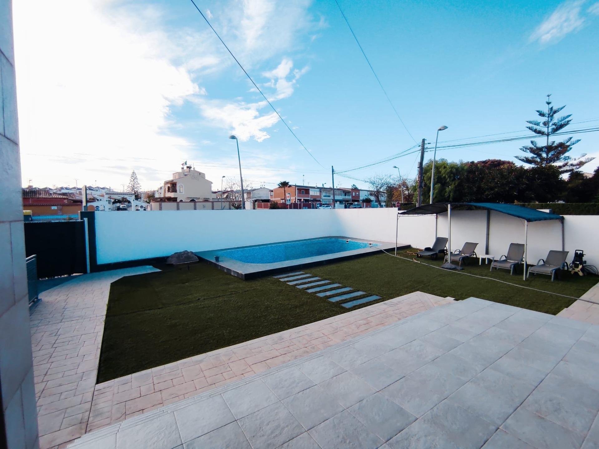 Villa in Torrevieja, Alicante, Spanien 3 Schlafzimmer, 132 m2 Nr. 90324