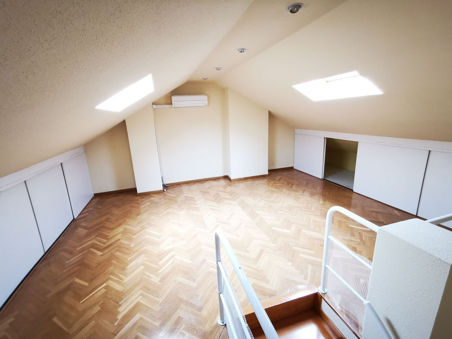 Duplex in Madrid, Spain 4 bedrooms, 216 sq.m. No. 59147