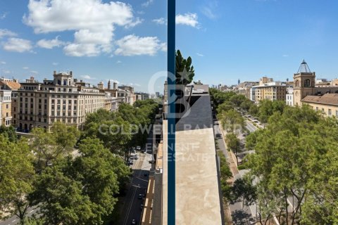 Penthouse for sale in Barcelona, Spain 1 bedroom, 120 sq.m. No. 159527 - photo 2
