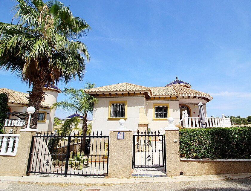Villa a Villamartin, Alicante, Spagna 5 camere da letto, 187 mq. N° 111397