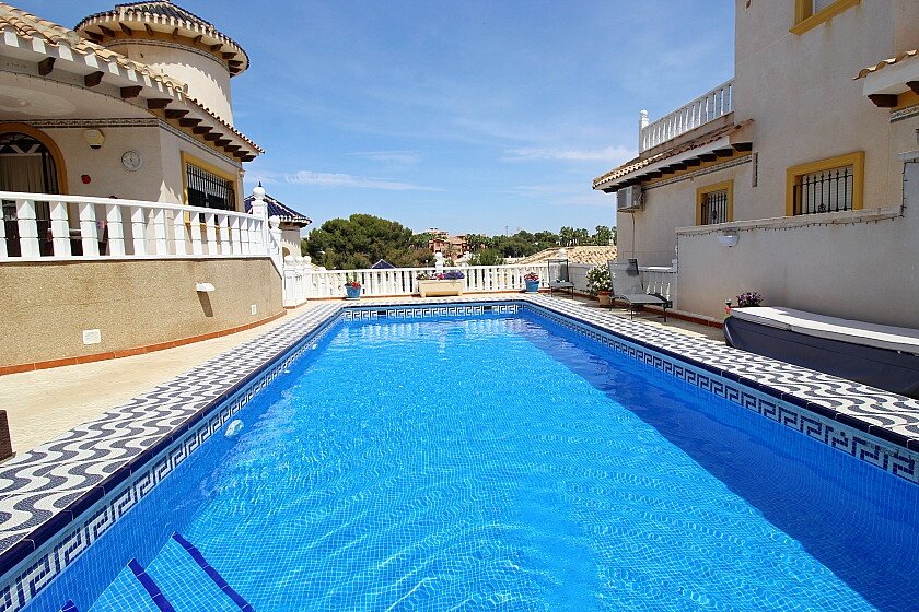 Villa a Villamartin, Alicante, Spagna 5 camere da letto, 187 mq. N° 111397