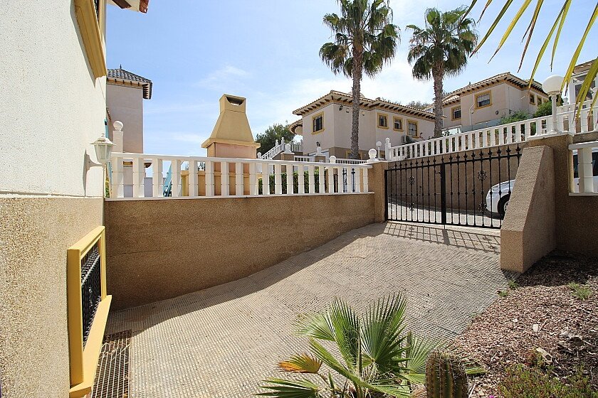 Villa a Villamartin, Alicante, Spagna 5 camere da letto, 187 mq. N° 111397