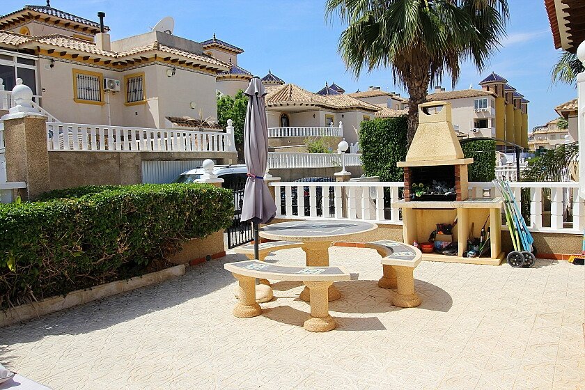 Villa a Villamartin, Alicante, Spagna 5 camere da letto, 187 mq. N° 111397