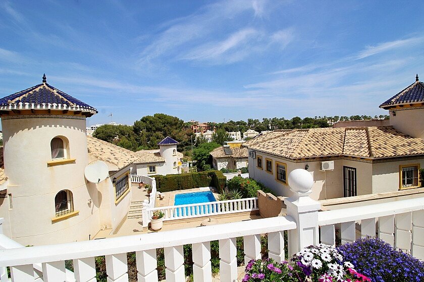 Villa a Villamartin, Alicante, Spagna 5 camere da letto, 187 mq. N° 111397