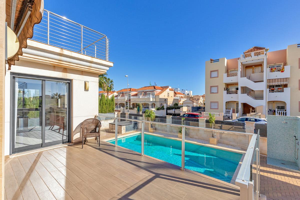Villa in Orihuela, Alicante, Spain 5 bedrooms, 296 sq.m. No. 112945