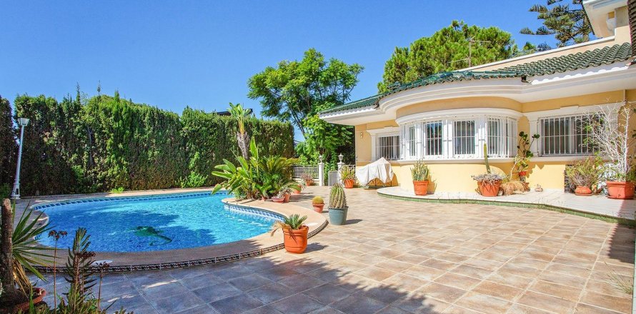 Villa Torrevieja, Alicante, Spain 5 bedrooms,  No. 114660