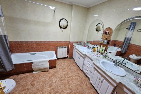 House for sale Dolores, Alicante, Spain 4 bedrooms, 250 sq.m. No. 91642 - photo 12