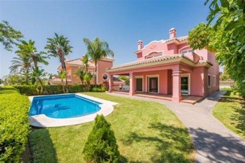 Talo myytävänä San Pedro de Alcantara, Malaga, Espanja, 4 makuuhuonetta, 410 m2 No. 23139 - kuva 1