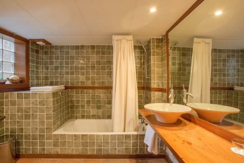 Lokal usługowy Girona, Hiszpania 6 sypialni, 685 mkw. nr 22618 – zdjęcie 17
