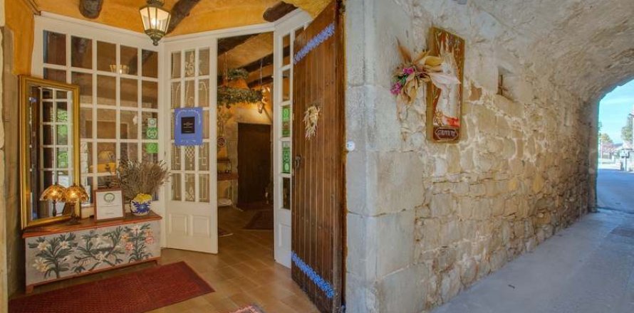 Commercial property Girona, Spain 5 bedrooms, 865 sq.m. No. 22617