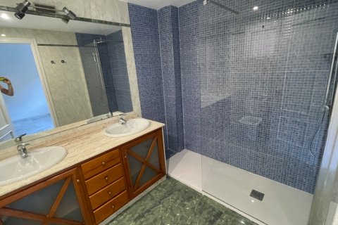 Apartment for rent Malaga, Spain 4 bedrooms, 200 sq.m. No. 107461 - photo 15