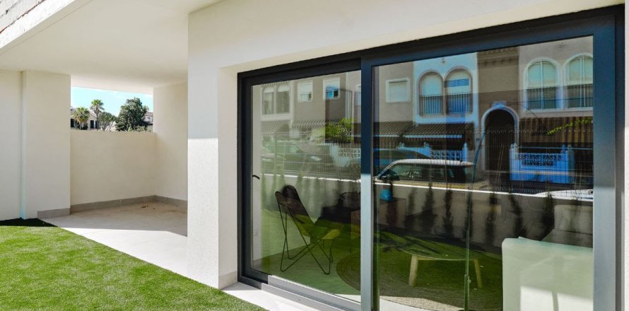 Apartment in Torrevieja, Alicante, Spain 2 bedrooms, 102 sq.m. No. 109991